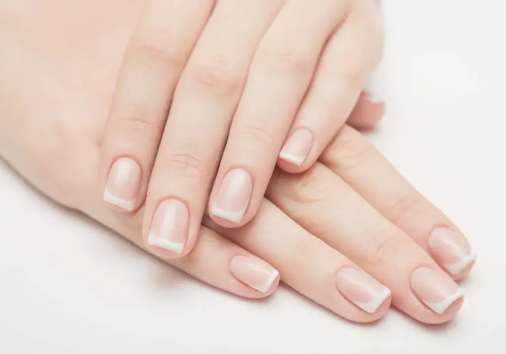 Jak poprawnie nałożyć base coat przed malowaniem paznokci?