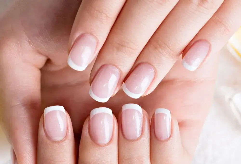 Lakier do paznokci jak hybryda: trwały manicure bez lampy UV