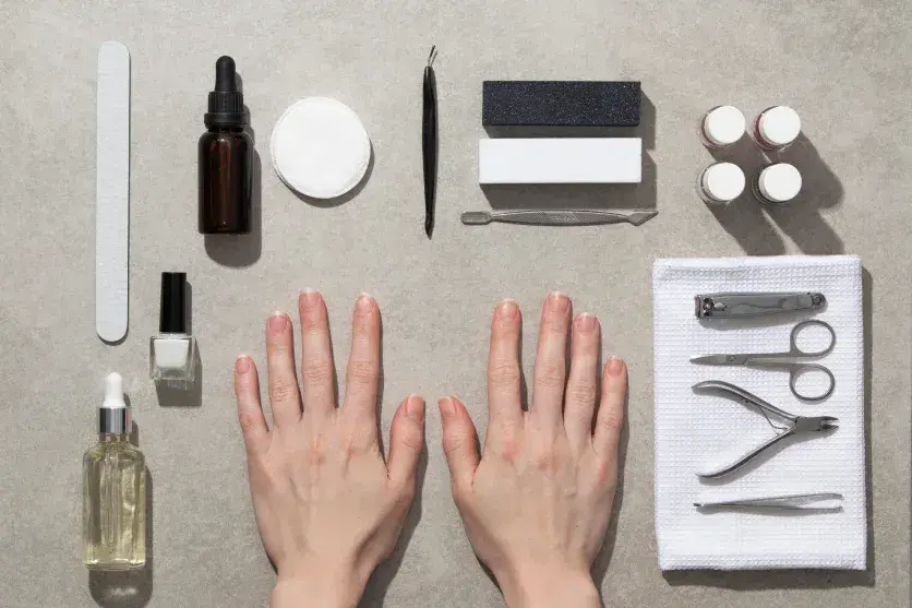 Jakie akcesoria przydają się do robienia manicure w domu?