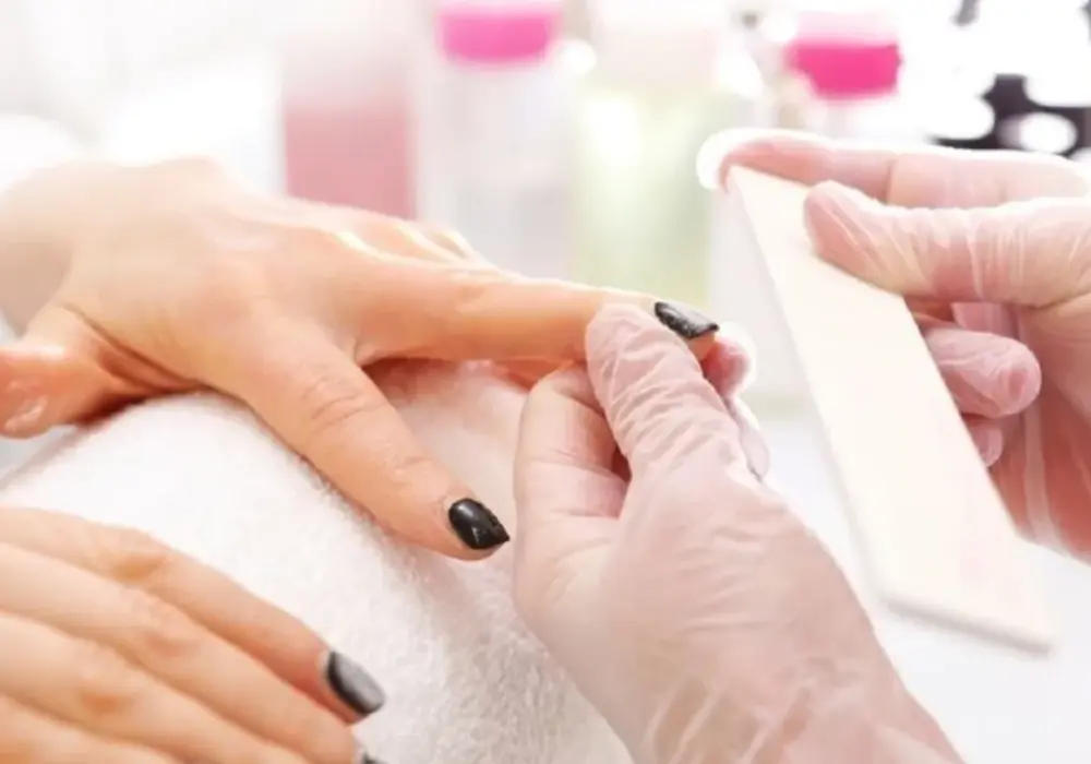 Hybryda vs żel: kluczowe różnice i zalety obu metod manicure