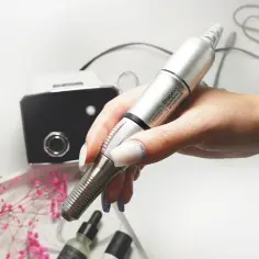 Lampa i frezarka do paznokci - narzędzia dla salonu, profesjonalne wyposażenie