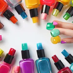 Manicure kolorowy - odważny wybór na każdą okazję, inspiracje i stylizacje