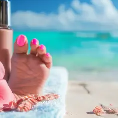 Jasny pedicure: Jak zadbać o stopy latem i jakie kolory są najmodniejsze?