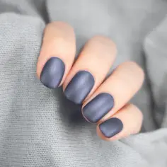 Jakie kolory lakierów do paznokci pasują do szarej sukienki?