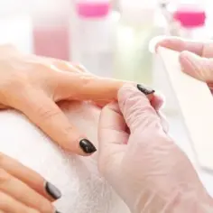 Hybryda vs żel: kluczowe różnice i zalety obu metod manicure
