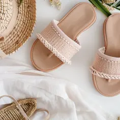 Modne klapki mule na wiosnę i lato — porady stylisty