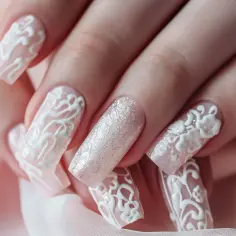 Białe paznokcie z pyłkiem - elegancja na każdą okazję, nowoczesne stylizacje