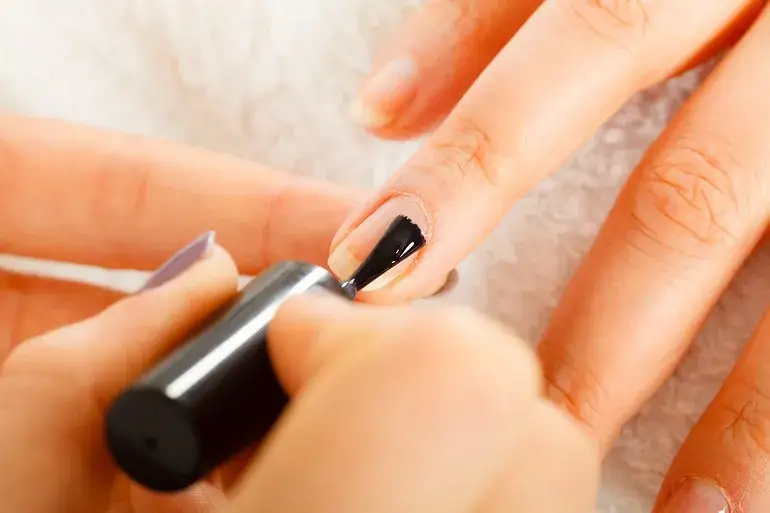 Zdjęcie Jak poprawnie nałożyć base coat przed malowaniem paznokci?