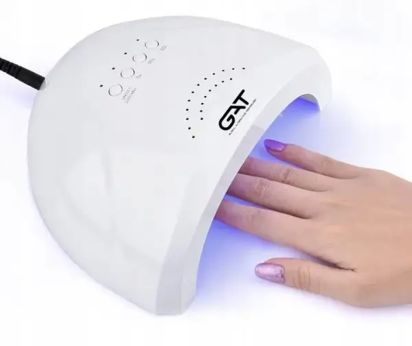 Mała lampa do paznokci - kompaktowe rozwiązanie do domowego manicure