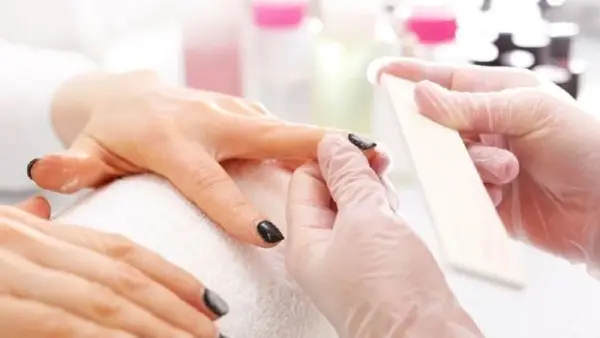 Hybryda vs żel: kluczowe różnice i zalety obu metod manicure